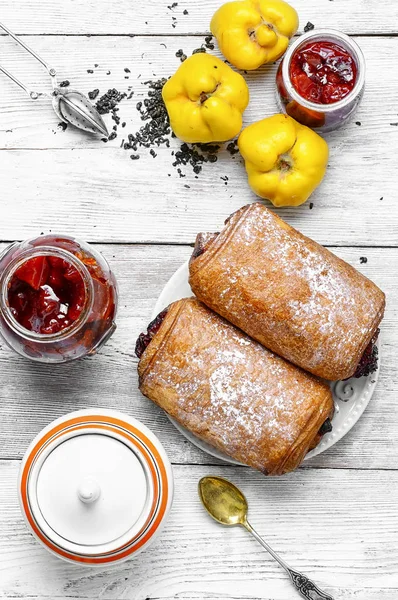 Gebak bladerdeeg met jam van kweepeer — Stockfoto