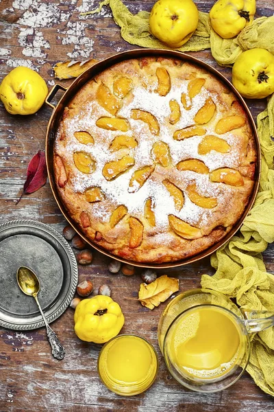 Pastel rústico al horno con membrillo —  Fotos de Stock