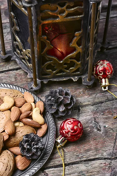 Wild noten en Kerstmis licht — Stockfoto
