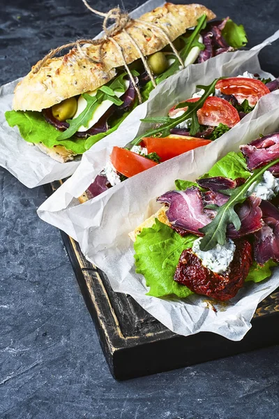 Baguette med bacon och grönsaker — Stockfoto