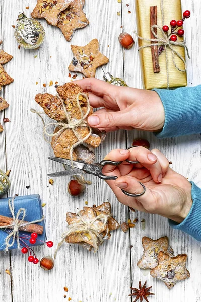 Galletas de Navidad con regalo —  Fotos de Stock