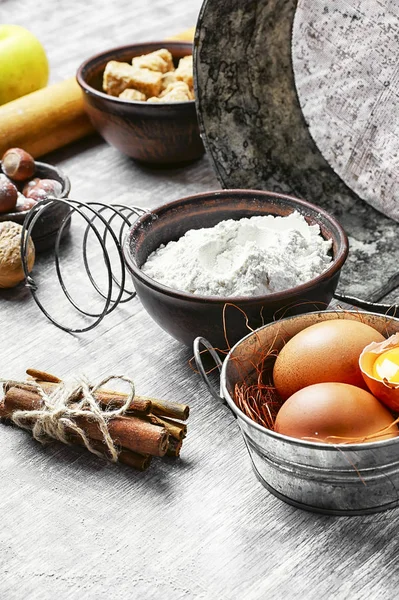 Eggs and wheat flour — Stock Photo, Image