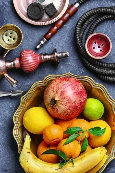 열 대 과일의 맛과 물 담 뱃 대 — 스톡 사진