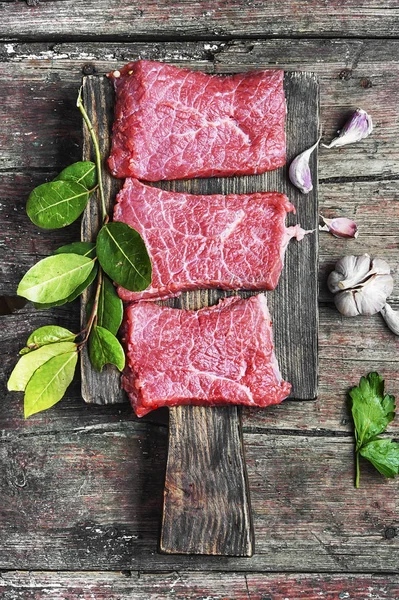 Steak mit rohem Fleisch und Würze — Stockfoto