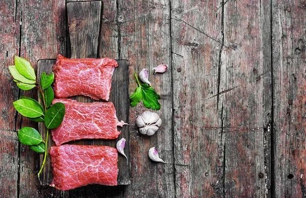 Bife de carne cru — Fotografia de Stock
