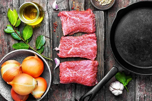 Steak mit frischem Fleisch und Pfanne — Stockfoto