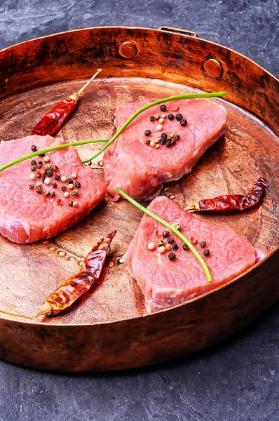 Čerstvého masa v kuchyni pan — Stock fotografie