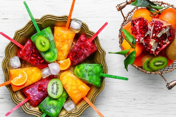 Yaz meyve ile dondurma — Stok fotoğraf