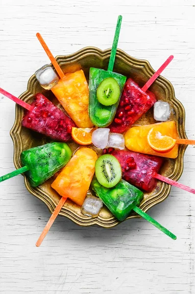 Yaz meyve ile dondurma — Stok fotoğraf