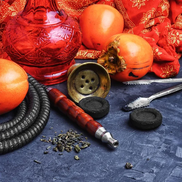 Hookah with persimmon — Stock Photo, Image