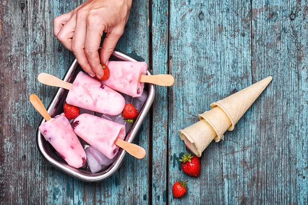 Ice cream with berries — Stock Photo, Image