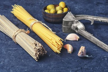 Spagetti makarna yemek pişirmek için malzemelerle