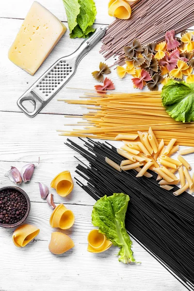 Špagety s přísadami pro vaření těstovin — Stock fotografie