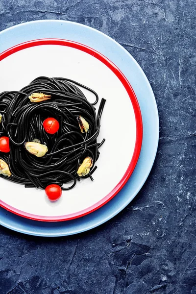 Spaghetti mit schwarzen Muscheln — Stockfoto