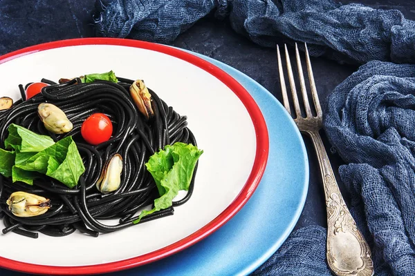 Spaghetti with black mussels — Stock Photo, Image