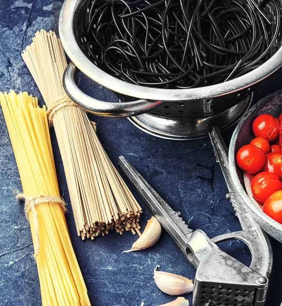 Espaguete para cozinhar massas — Fotografia de Stock