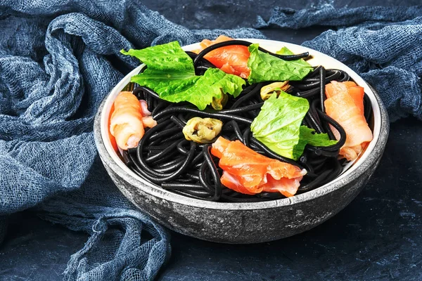 Zwarte pasta met mosselen en forel — Stockfoto