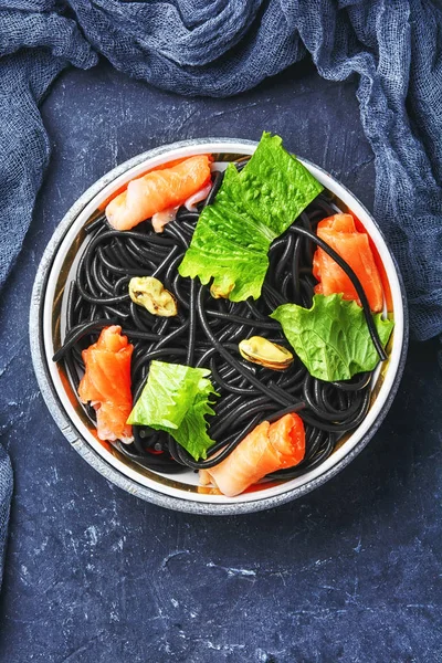 Black pasta with mussels and trout — Stock Photo, Image