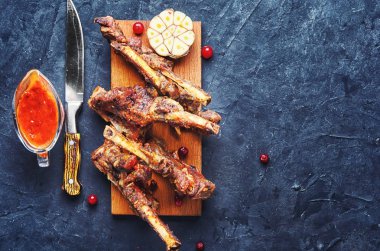 Kemik üzerinde hazırlanan kuzu