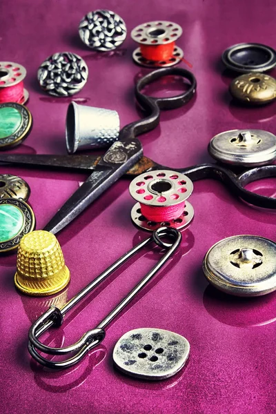Botón e hilo de coser — Foto de Stock