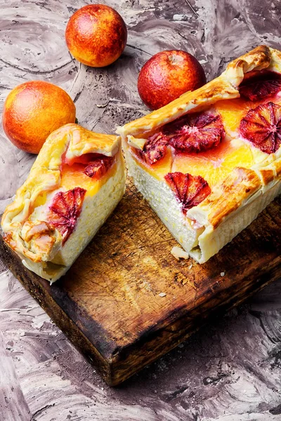 Gebakken huis cheesecake met sinaasappelen — Stockfoto