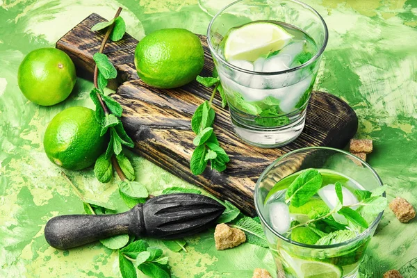 Cóctel mojitos con hojas de lima y menta —  Fotos de Stock