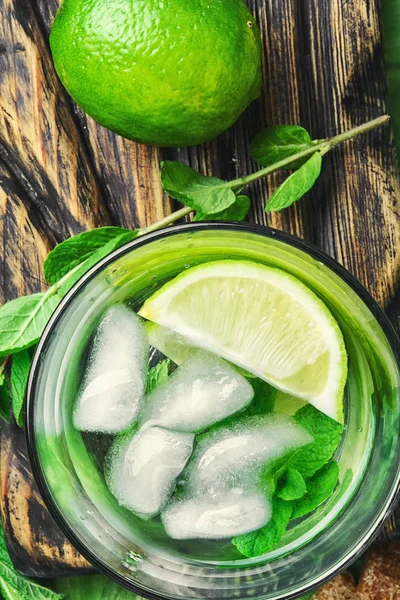 Cóctel mojitos con hojas de lima y menta —  Fotos de Stock