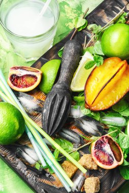 Taze sıkılmış narenciye suyu