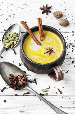 Masala çay sıcak Hint süt ile