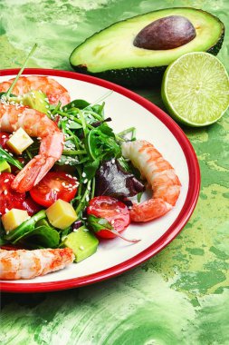 lezzetli karides salata ve domates ile avokado