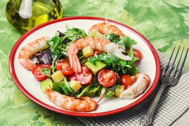 Karides, domates ve Avokado salatası