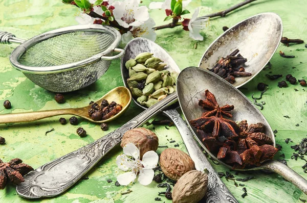 ハーブや春の強壮剤紅茶のスパイス — ストック写真