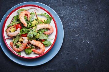 Karides, domates ve Avokado salatası