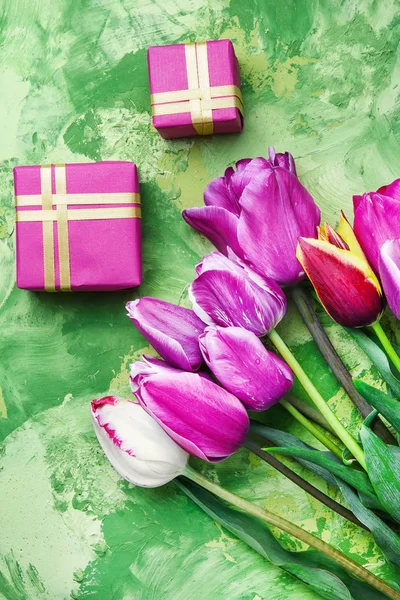 Bouquet of purple tulips and gift box — Stock Photo, Image