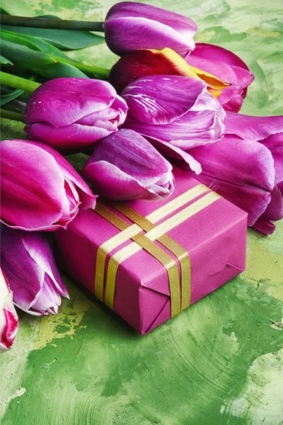Bouquet of purple tulips and gift box — Stock Photo, Image