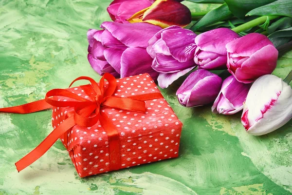 Buquê de tulipas roxas e caixa de presente — Fotografia de Stock
