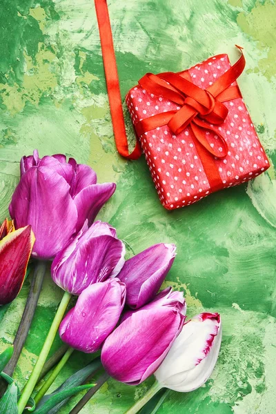 Bouquet of purple tulips and gift box — Stock Photo, Image