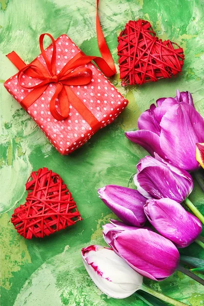 Corazón simbólico y flores San Valentín —  Fotos de Stock
