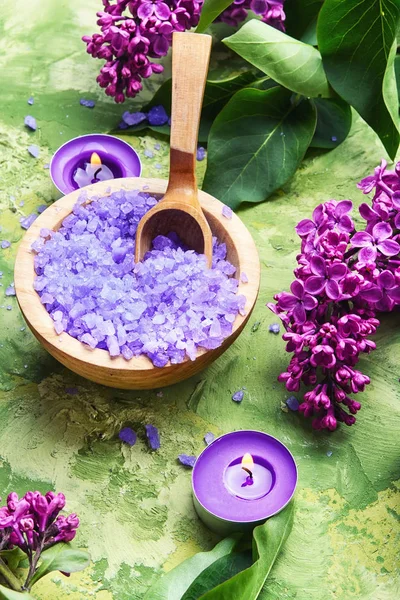 Sal de spa con aroma a lila — Foto de Stock