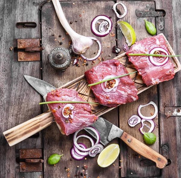 Rindersteak mit rohem Fleisch — Stockfoto