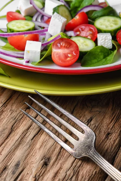 Salade met spinazie, kaas en tomaat — Stockfoto