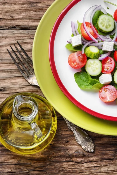 Gemüsesalat und Olivenöl — Stockfoto