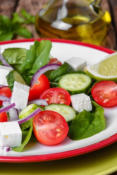 Салат со шпинатом, сыром и помидорами — стоковое фото