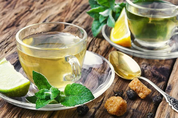 Лимонный чай на деревянном фоне — стоковое фото