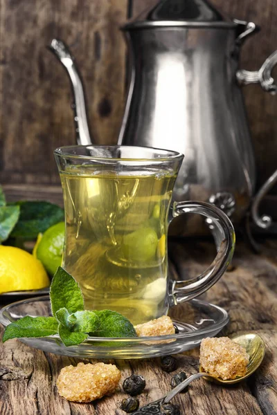 Chá verde com limão e hortelã — Fotografia de Stock