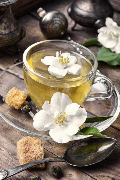 ジャスミンの花となだめるような紅茶 — ストック写真