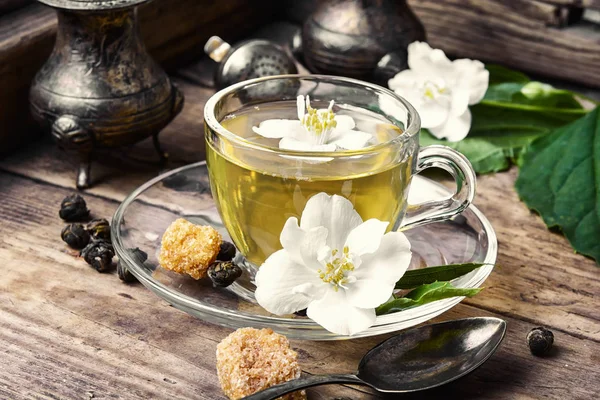 Chá de ervas com flores de jasmim — Fotografia de Stock