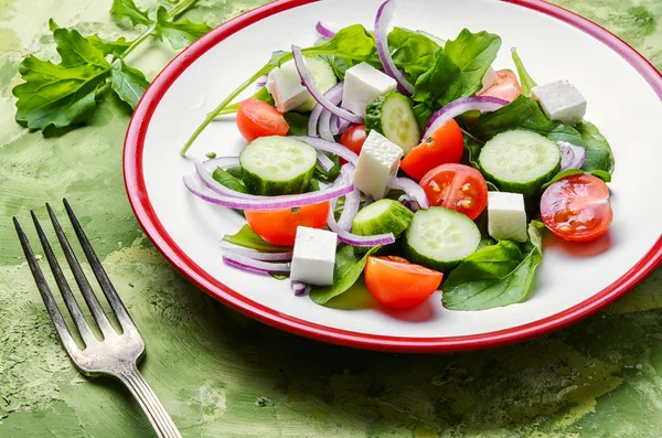 Салат зі шпинатом, сиром та помідорами — стокове фото
