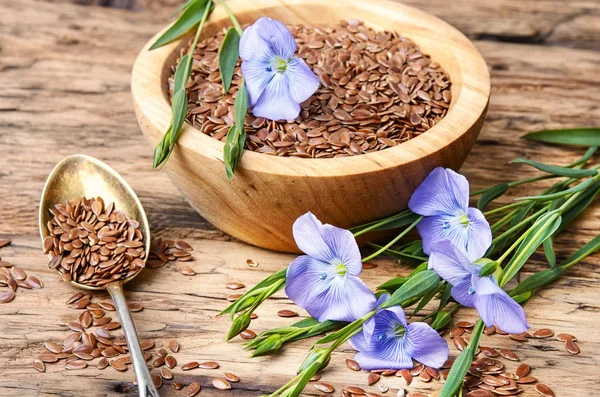 Linaza sobre fondo de madera — Foto de Stock