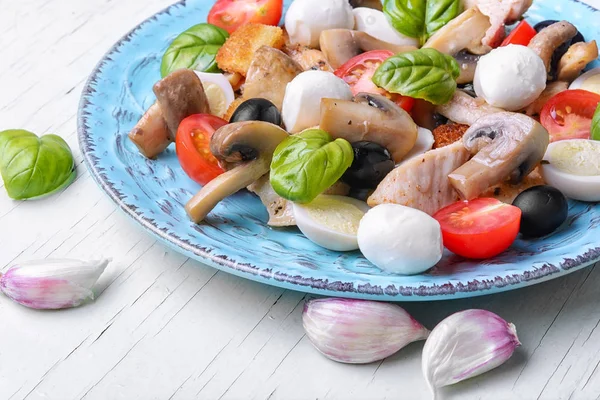 Ensalada con verduras de hoja y pollo — Foto de Stock